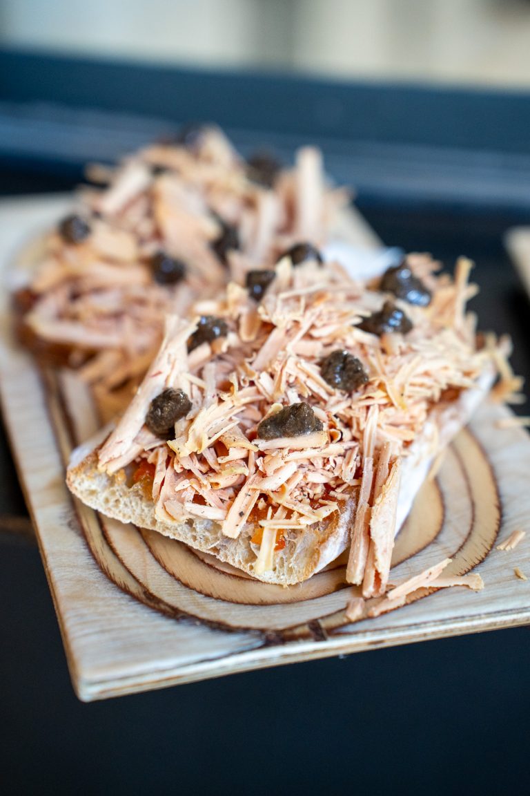 ¿El tiempo en Playa de San Juan este verano? Sol, mar… ¡y tapas en 2y3 Gastrobar!