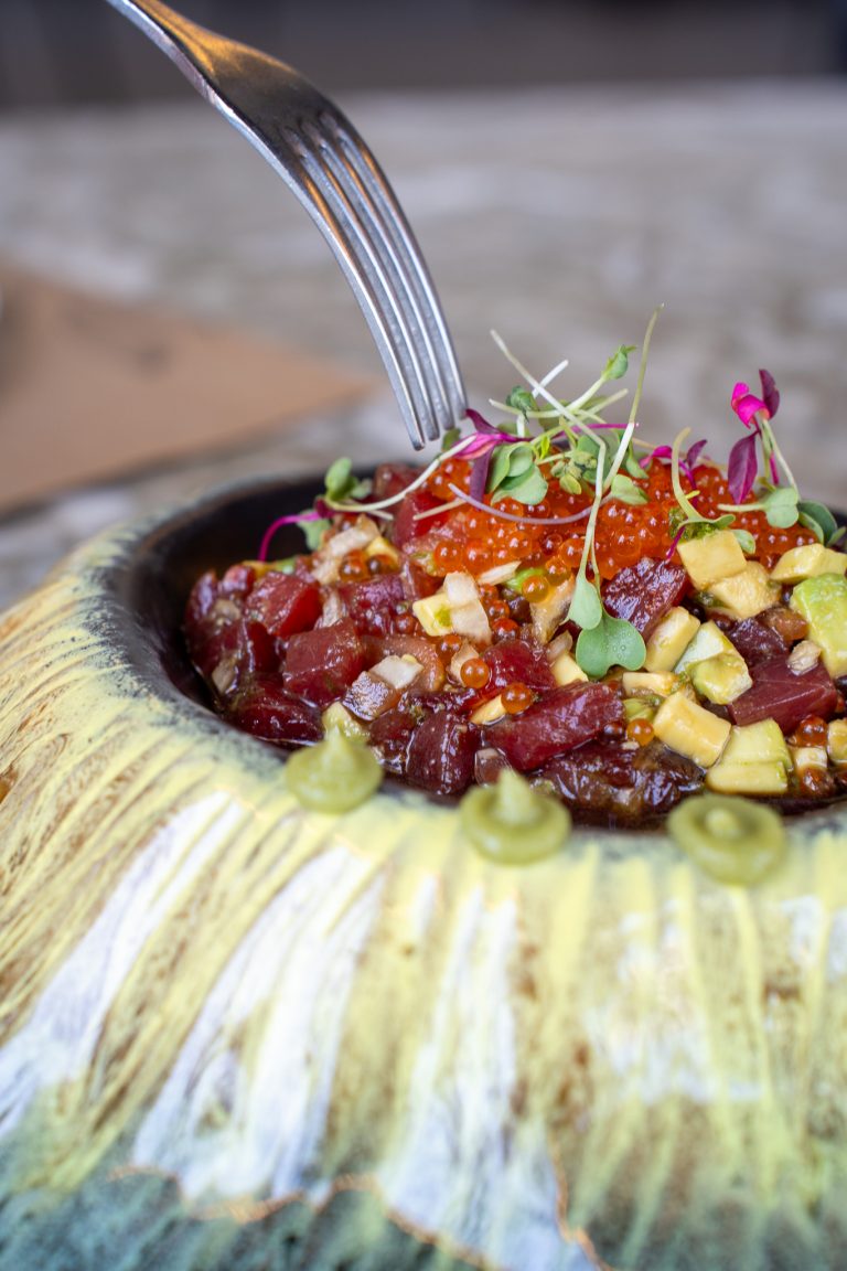 Gastrobar de moda en Alicante con cocina creativa Platos para compartir en restaurante moderno de Playa de San Juan Ambiente acogedor en 2&tres Gastrobar