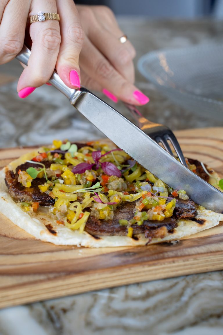 Tapas creativas para compartir en gastrobar de Alicante Terraza con platos mediterráneos en Playa de San Juan Ambiente perfecto para tapear en grupo en 2&tres