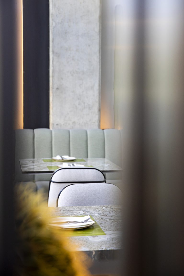 - Croquetas de boletus y trufa servidas en bandeja - Tataki de atún rojo con sésamo y teriyaki - Pulpo al Josper sobre parmentier de patata - Lemon curd con sorbete y alfajor de cítricos - Arroz meloso de pulpo y alcachofas en cazuela de barro - Ensalada de burrata con pimientos y tomates cherrys - Tataki de atún con sésamo y wakame en plato de pizarra - Arroz de rape y sepia servido al centro - Postre milhoja con helado de turrón de Jijona