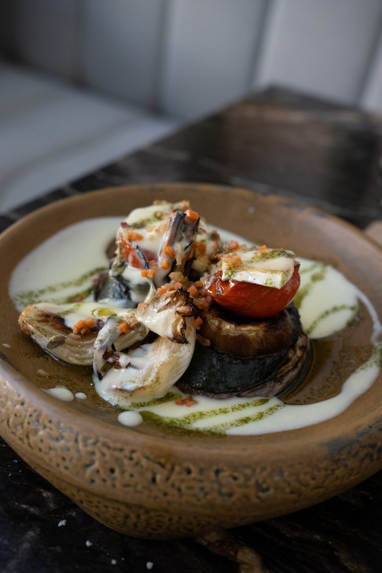 Cómo elegir el mejor gastrobar en Alicante Pareja mirando carta en terraza moderna Experiencia gastronómica local en Playa de San Juan