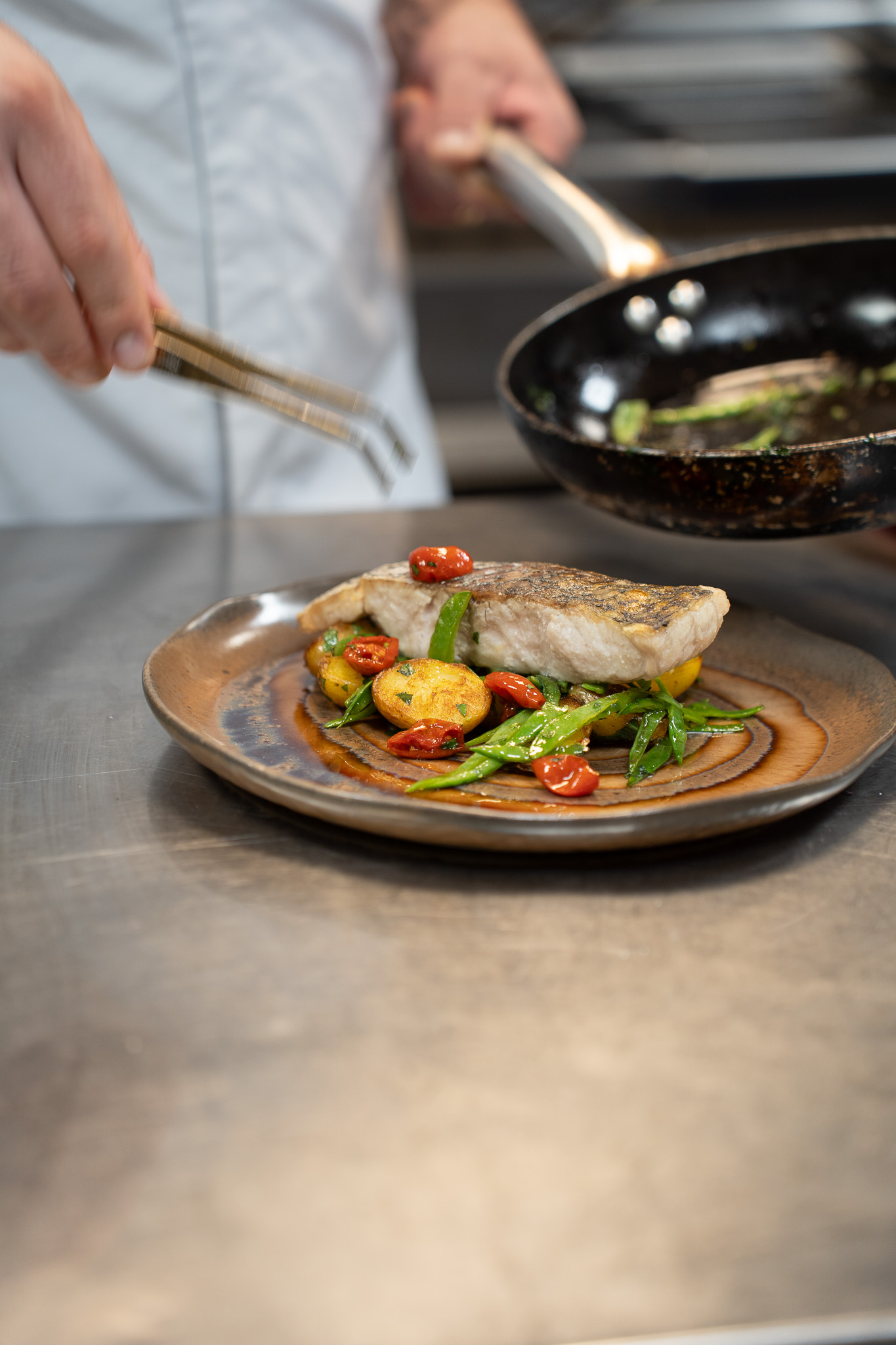 Plato mediterráneo servido en 2&Tres Gastrobar durante el puente del Pilar en Alicante