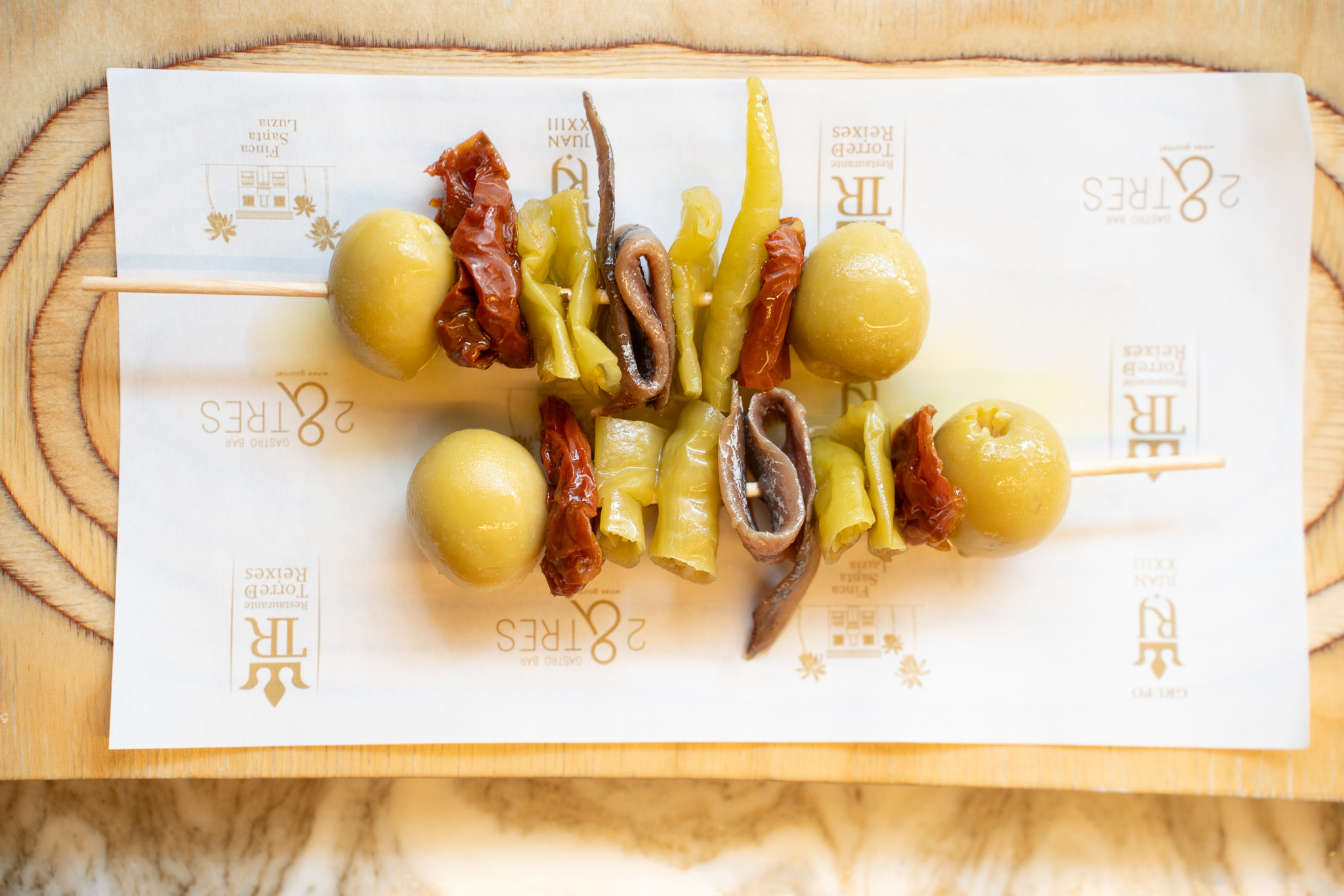 Plato creativo de cocina fusión mediterránea en 2&Tres Gastrobar, Alicante