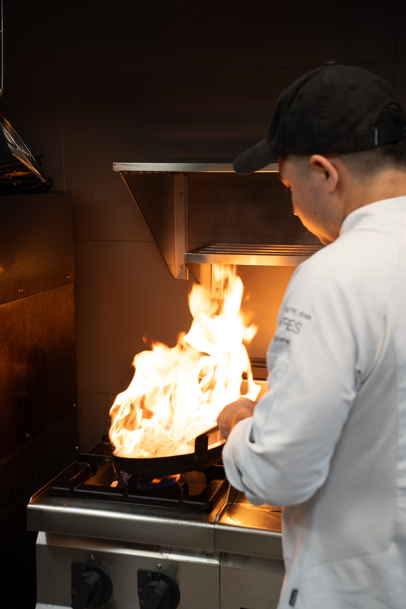 Grupo de personas disfrutando una cena de empresa en restaurante de Alicante