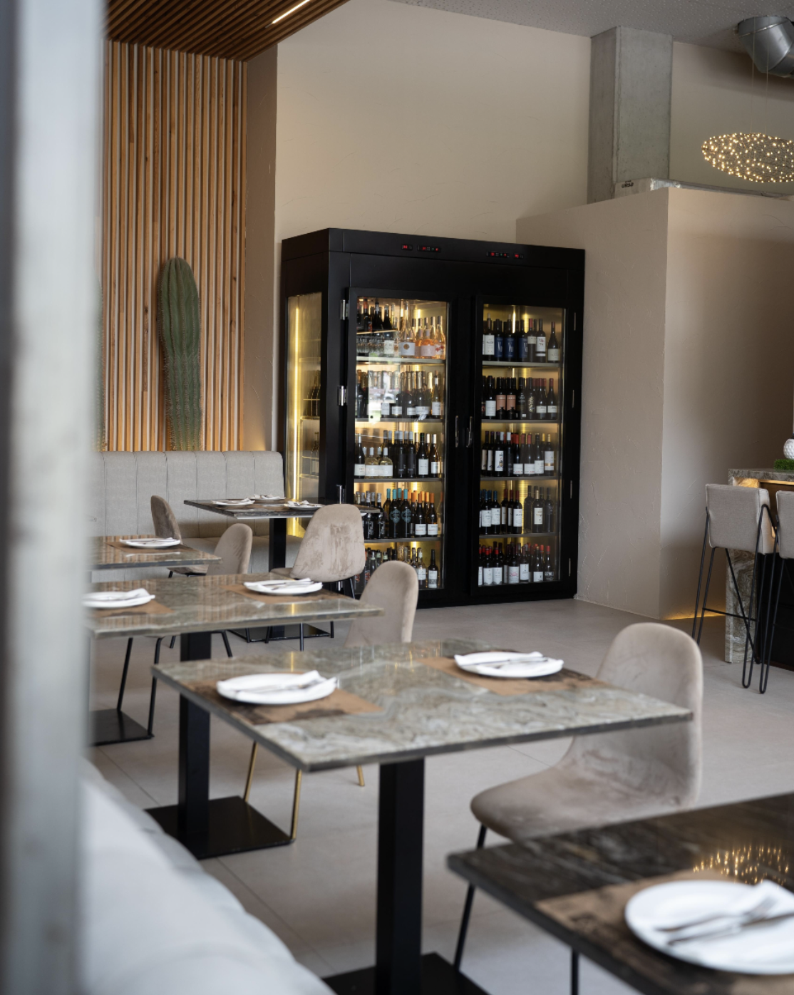 Cena acogedora en Alicante en un gastrobar con luz tenue y decoraci&oacute;n c&aacute;lida